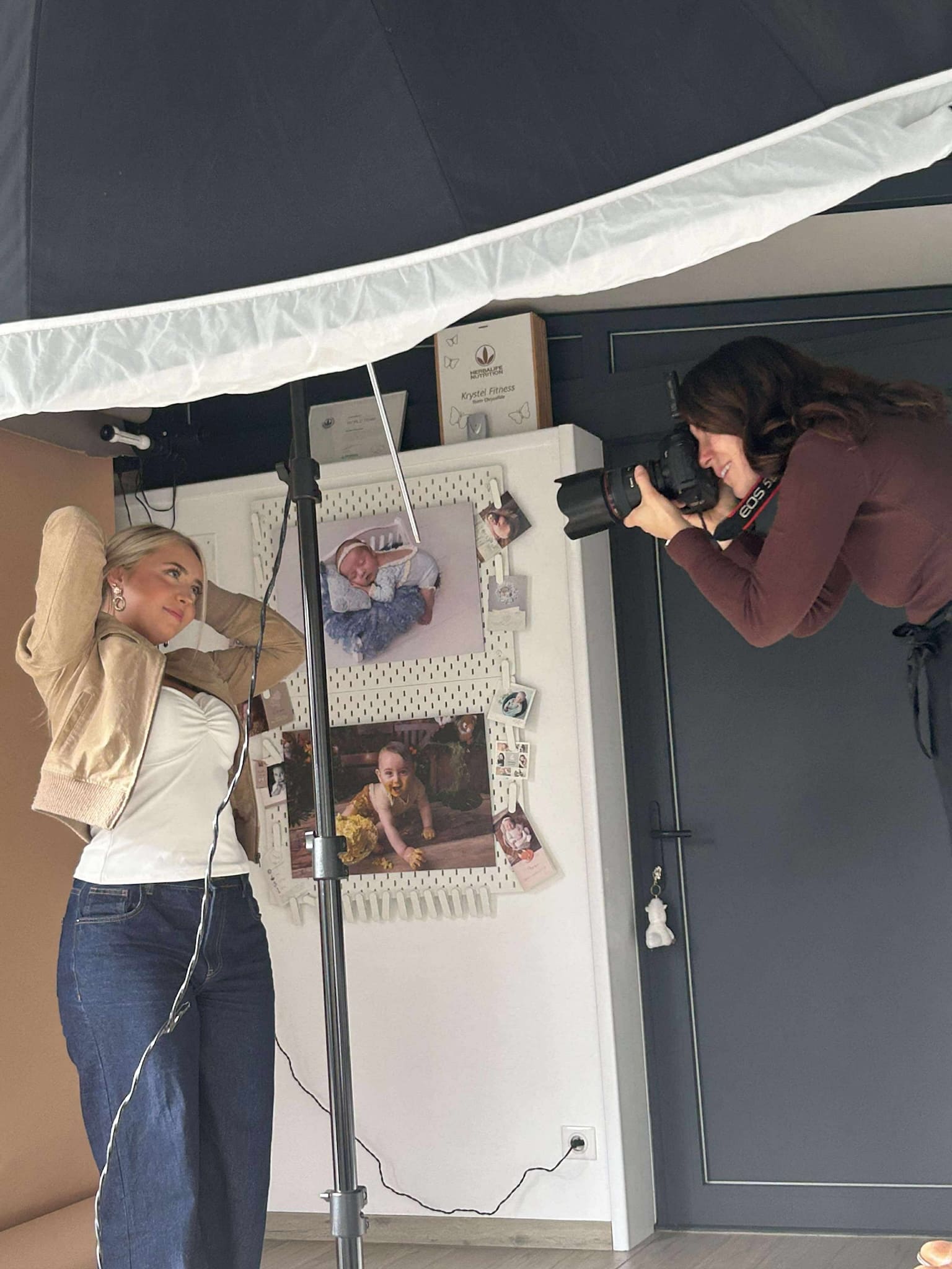 Backstage Portrait studio adolescente 2 Backstage Séance photo portrait adolescente réalisée dans un cadre doux et bienveillant