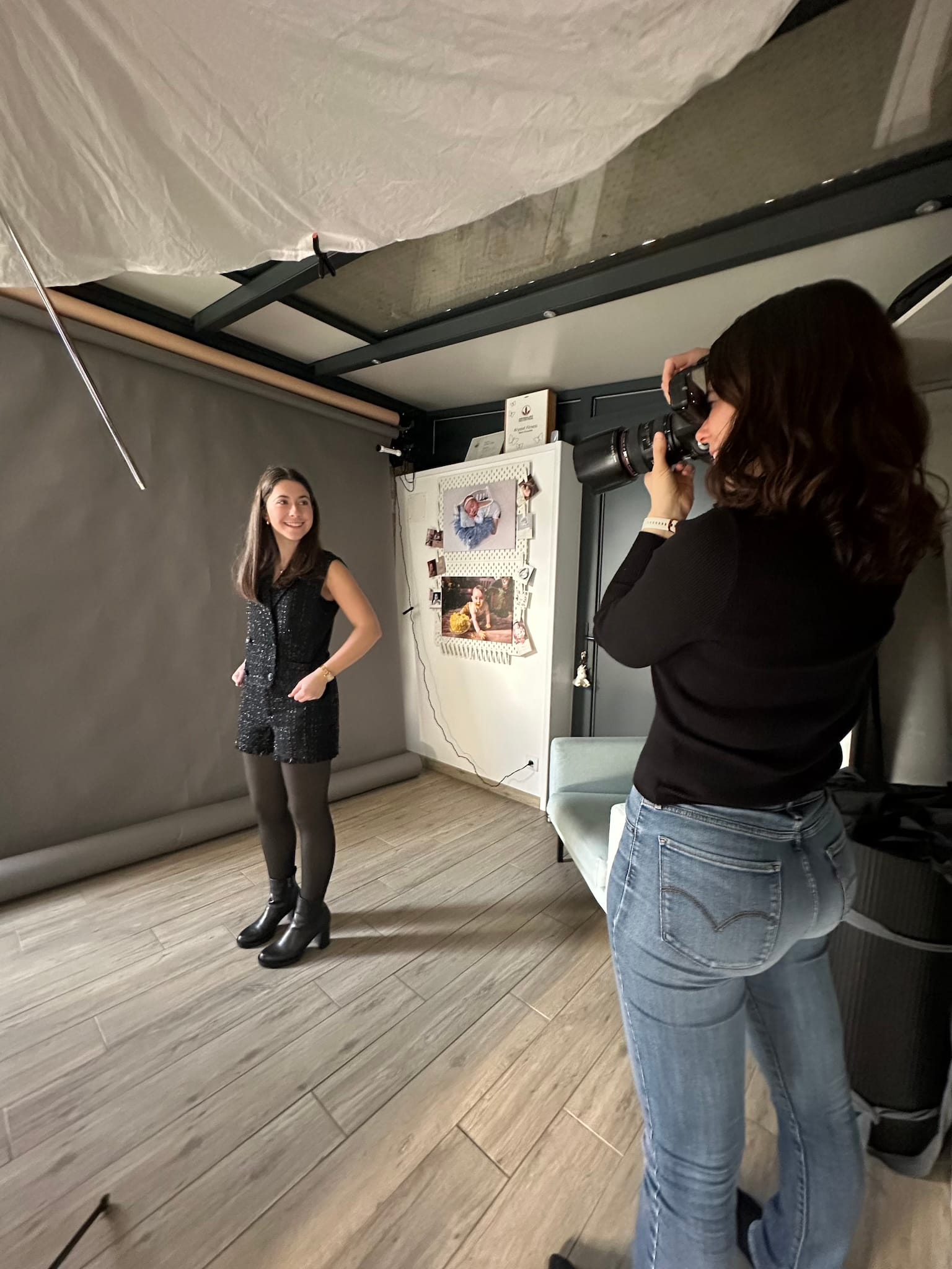 Backstage Portrait studio adolescente 3 Backstage Séance photo portrait adolescente réalisée dans un cadre doux et bienveillant
