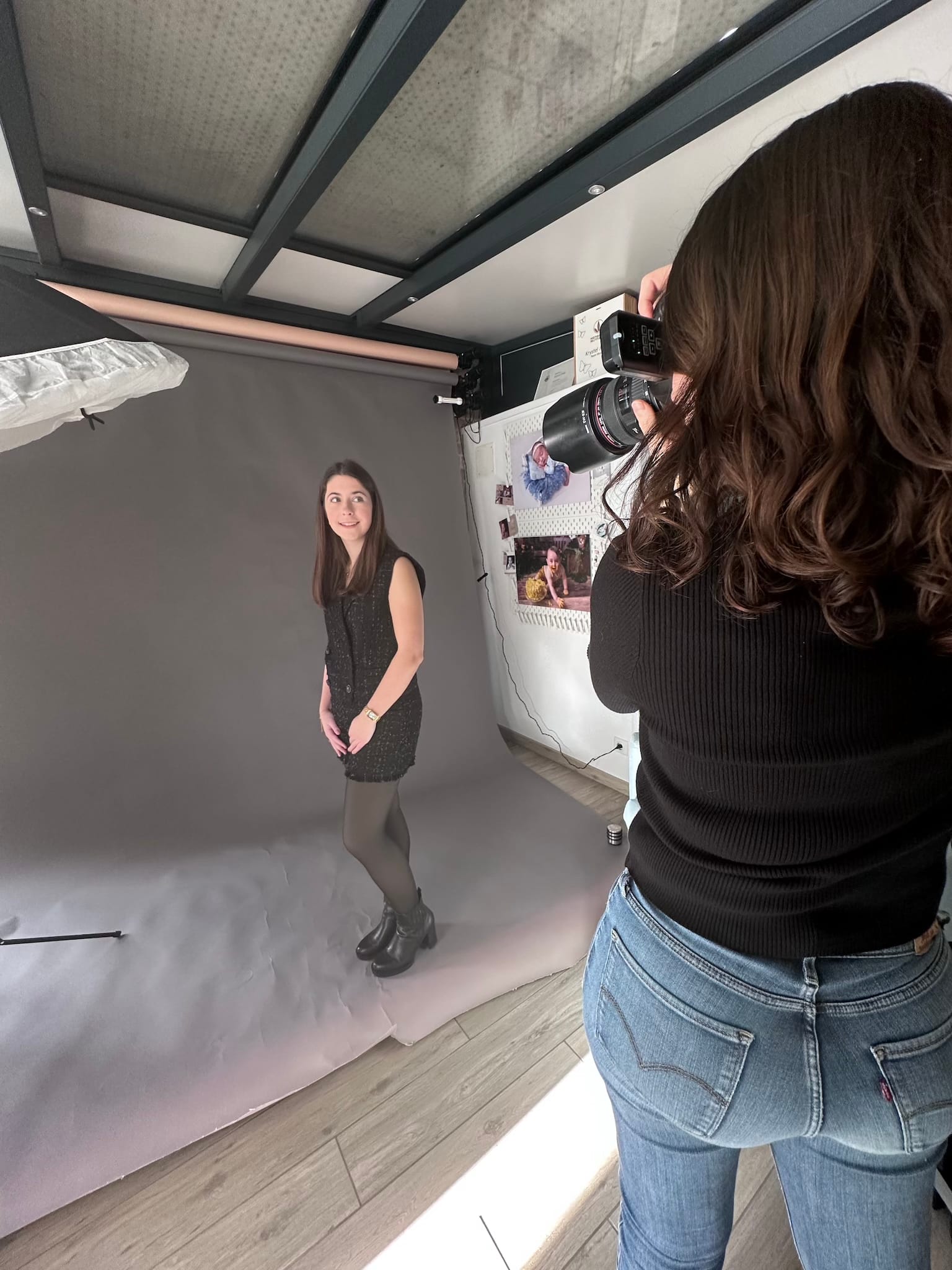Backstage Portrait studio adolescente 4 Backstage Séance photo portrait adolescente réalisée dans un cadre doux et bienveillant