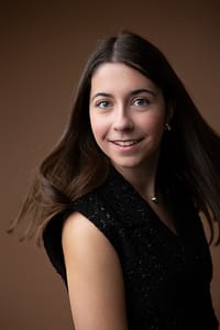 Séance photo portrait adolescente réalisée dans un cadre doux et bienveillant