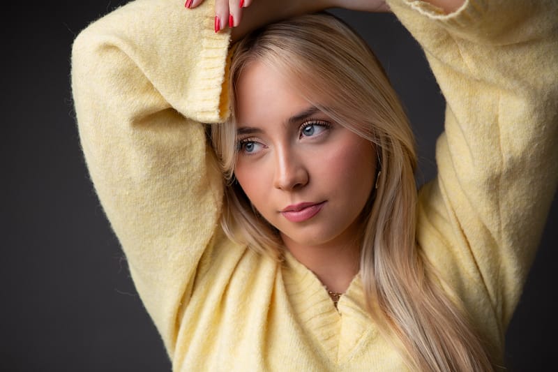 Séance photo portrait adolescente réalisée dans un cadre doux et bienveillant
